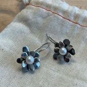 Darling daisy earrings - sterling silver and pearl. 🌼